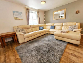 Bespoke coastal 2 bed cottage with free parking